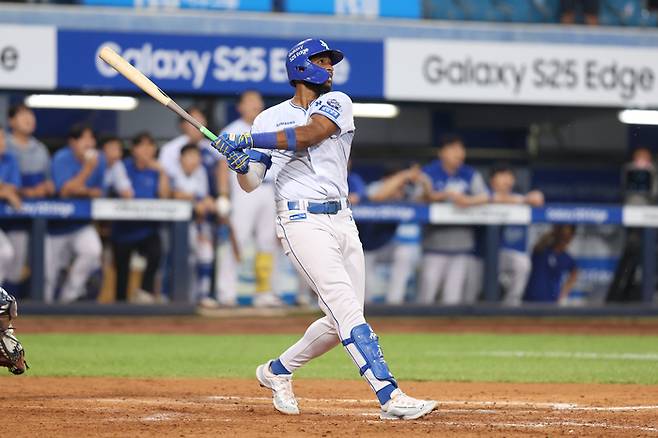 삼성 디아즈가 18일 대구삼성라이온즈파크에서 열린 2025 KBO리그 정규시즌 두산전 끝내기 홈런을 치고 있다. 사진 | 삼성라이온즈