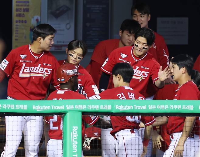 SSG 선수단이 더그아웃에서 하이파이브를 하고 있다. 사진 | 연합뉴스