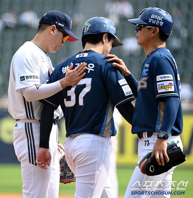 11일 잠실야구장에서 열린 NC와 두산의 더블헤더 1차전, 3회초 NC 박건우가 사구를 맞자 두산 1루수 양석환이 미안함을 전하고 있다. 잠실=허상욱 기자wook@sportschosun.com/2025.05.11/