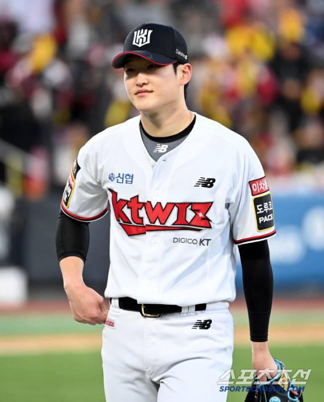 11일 수원KT위즈파크에서 열린 한국시리즈 4차전 LG와 KT의 경기, 8회초 수비를 마친 KT 배제성이 더그아웃으로 향하고 있다. 수원=허상욱 기자wook@sportschosun.com/2023.11.11/