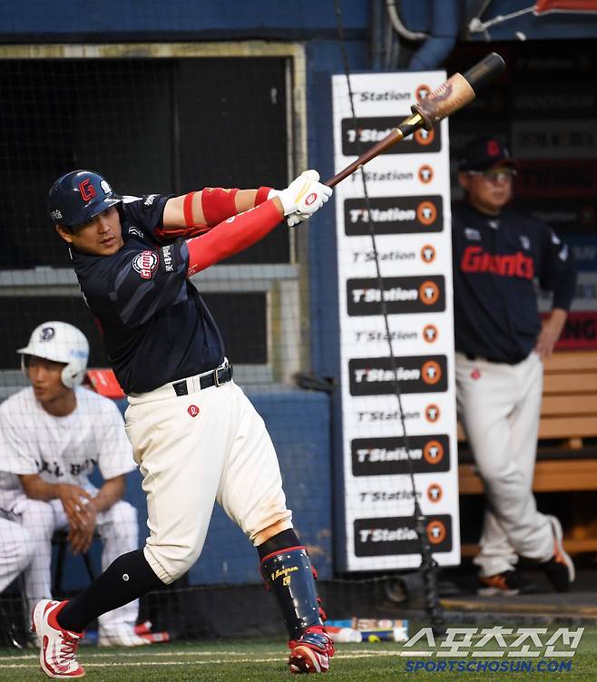 6일 잠실구장에서 열린 두산 베어스와 롯데 자이언츠의 경기. 롯데 유강남이 몸을 푸는 사이 김태형 감독이 생각에 잠겨 있다. 잠실=박재만 기자 pjm@sportschosun.com/2025.06.06/