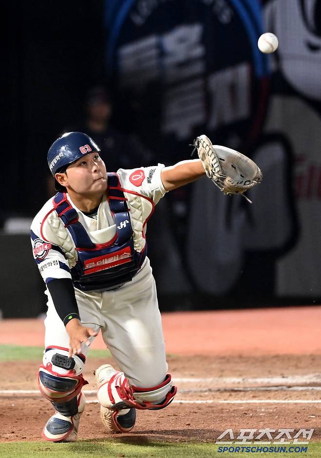 18일 부산 사직야구장에서 열린 한화와 롯데의 경기, 8회초 무사 2루 롯데 포수 박재엽이 한화 이원석의 파울 플라이 타구를 몸을 날려 잡아내고 있다. 부산=허상욱 기자wook@sportschosun.com/2025.06.18/