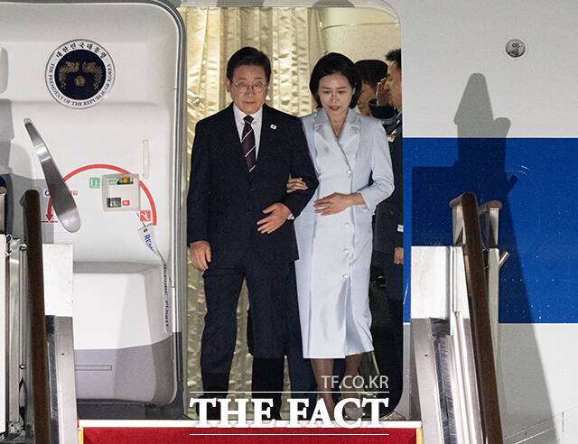 주요 7개국(G7) 정상회의 일정을 마친 이재명 대통령 부부가 19일 오전 경기 성남시 서울공항에 도착해 공군 1호기에서 내리고 있다. /서울공항=박헌우 기자