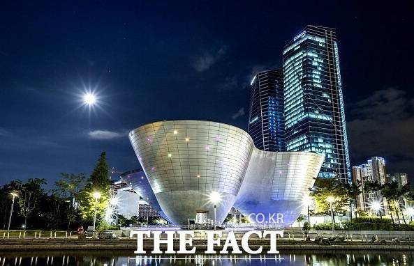 인천시민의 문화 향유에 기여하고 있는 송도국제도시 트라이보울은 원형극장 형태의 공연장과 전시실을 보유한 복합 문화예술 공간이다. /인천경제자유구역청