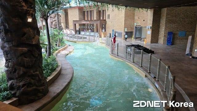 인스파이어 엔터테인먼트 리조트의 실내 워터파크 '스플래시 베이'의 유수풀.