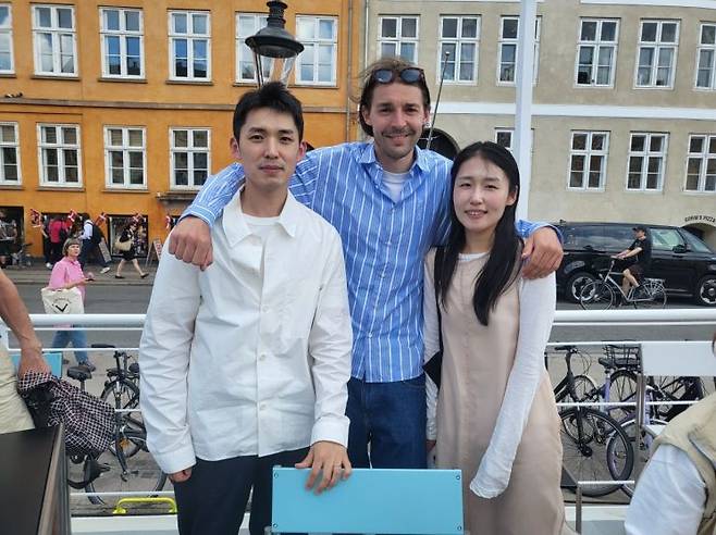 이기영 디자이너, 피터 아워 소사이어티 대표이사, 김예진 디자이너(왼쪽부터)가 뉘하운에 위치한 보트 극장 쇼룸에서 함께 사진을 찍고 있다. 이현주 기자