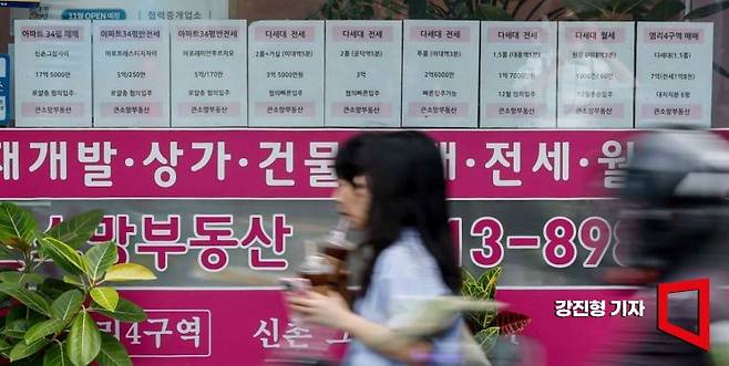 서울 마포구 부동산에 아파트 매매와 전세 가격이 붙어 있다. 강진형 기자