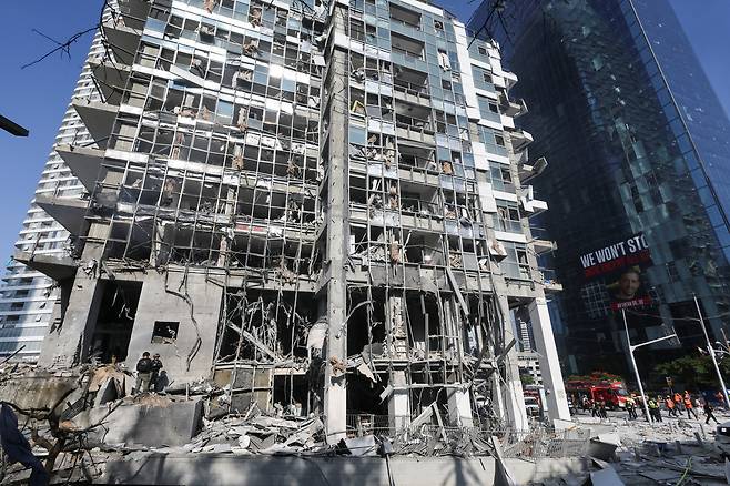 19일 이란의 미사일 공습으로 피해를 입은 이스라엘 라마트 간의 모습./로이터 연합뉴스