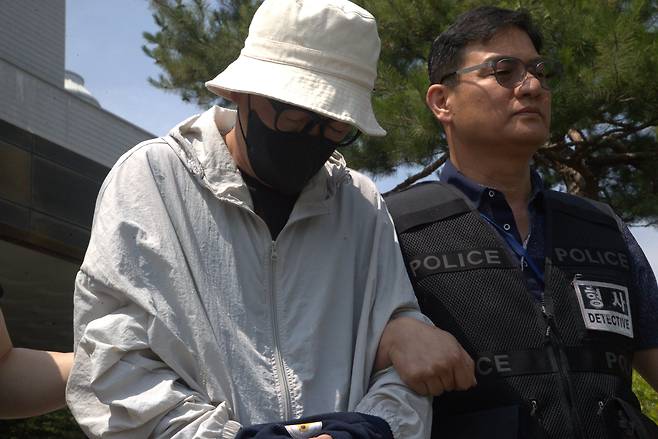 경북 안동의 한 아파트에 들어가 여성 속옷을 훔친 혐의로 체포된 A씨가 19일 대구지방법원 안동지원에서 영장 실질심사를 받은 후 법원을 나서고 있다. /뉴스1