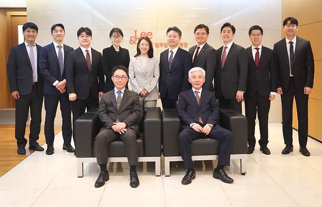 법무법인(유) 광장 ‘정비사업 원스탑(one-stop)팀. 앞줄 왼쪽부터 박선호 고문, 장찬익 변호사. 뒷줄 왼쪽부터 나산하, 이건훈, 문동효, 정채향, 홍주혜, 유동규, 추강철, 윤성민, 김진훈, 이민혁 변호사. / 광장 제공