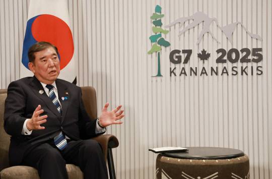 이시바 시게루 일본 총리가 17일(현지시간) 캐나다 앨버타주 캐내내스키스 주요 7개국(G7) 정상회의장에서 이재명 대통령과 한일 정상회담을 하며 발언하고 있다. 연합뉴스