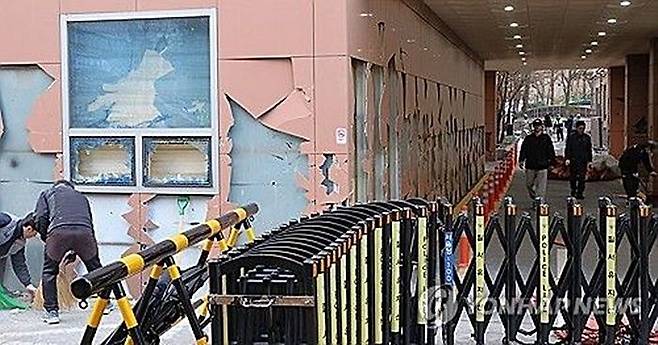 윤석열 대통령이 내란 우두머리 혐의로 구속되자 일부 윤 대통령 지지자들이 서울서부지방법원 내부로 난입해 불법폭력사태를 일으킨 지난 1월19일 오후 서부지법에서 청사 관계자들이 파손된 시설물과 물품 등을 치운 뒤 복구작업을 하고 있다. ⓒ연합뉴스