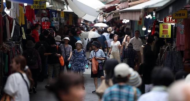 서울 시내 상점가에서 시민들이 오가고 있다. 2025.06.19. 뉴시스
