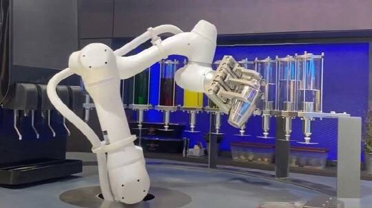 두산로보틱스 믹스마스터 무디가 칵테일을 제조하는 모습. 두산로보틱스 제공