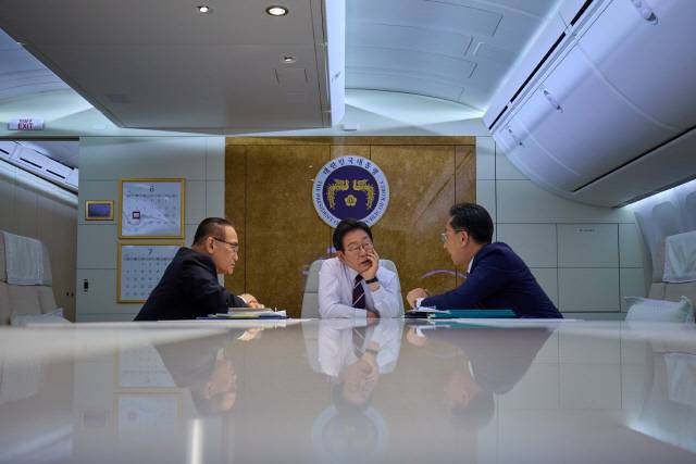 이재명 대통령. 사진은 지난 16일(현지시간)캐나다에서 개최된 주요 7개국(G7) 정상회의에 참석하기 위해 캐나다 캘거리를 향하는 공군 1호기에서 위성락 국가안보실장, 김태진 외교부 의전장과 대화하는 모습. 공동취재=연합뉴스.