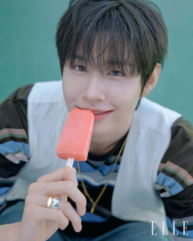 베스트는 Polo Ralph Lauren, 티셔츠는 JUUN.J, 팬츠는 Levi’s, 네크리스와 링은 모두 Tom Wood.