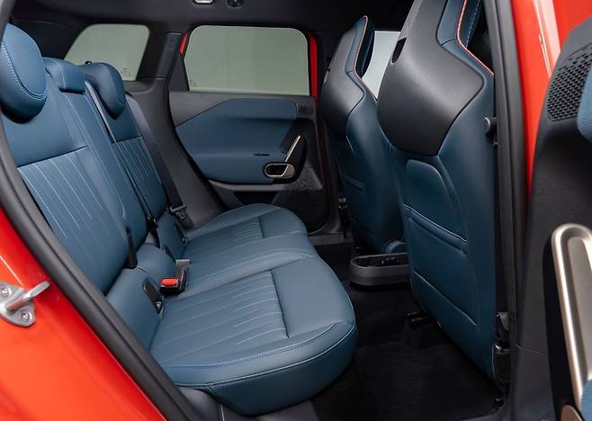 차체 대비 넉넉한 MINI 에이스맨 2열 공간