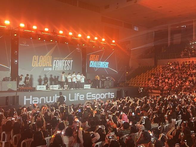 18일 베트남 호찌민시 떤빈군 떤빈체육관 앞에서 한화생명e스포츠(HLE)의 팬 소통 행사인 ‘2025 HLE 팬페스트’ 행사장에 선수들이 입장하자 환호하는 팬들의 모습. 사진=김준석 기자