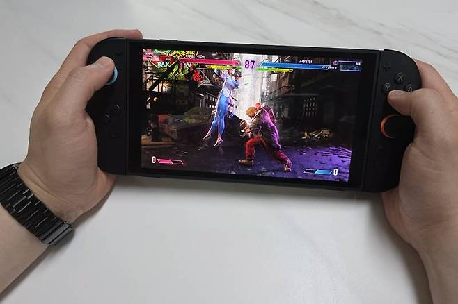 휴대 모드에서도 구동한 스트리트 파이터 6