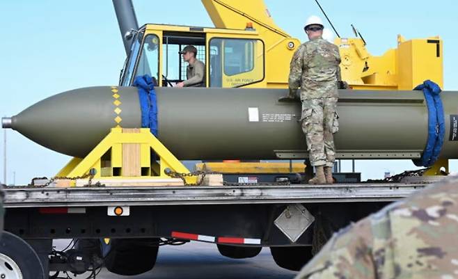 지난 2023년 미국 미주리 위트먼 공군기지에서 수송 중인 벙커버스터 폭탄인 GBU-57. AP 연합뉴스