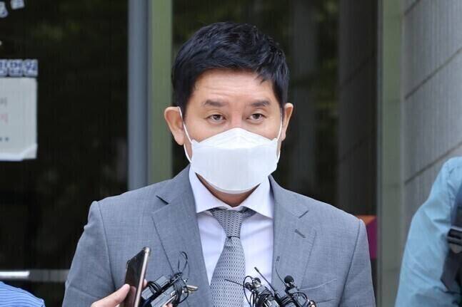 김봉현 전 스타모빌리티회장이 2022년 9월 서울남부지법에서 열린 구속 전 피의자심문(영장실질심사)을 마친 뒤 법정을 나서고 있다. 연합뉴스