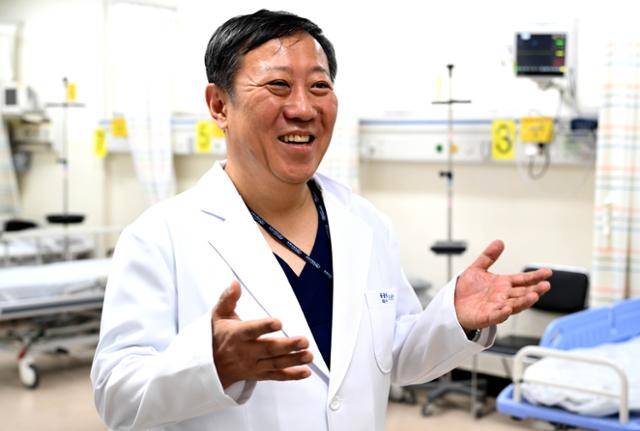 조승연 전 인천의료원장은 지난해 말 임기를 마친 뒤 영월의료원 응급실에서 응급의로 일하고 있다. 5월 초 황금연휴 때는 도내 많은 의료기관이 문을 닫아 하루 60명씩 환자를 진료했다고 한다. 지난달 강원 영월군 영월의료원에서 만난 조 전 인천의료원장이 직접 경험한 지역의료에 대해 설명하고 있다. 영월=김표향 기자