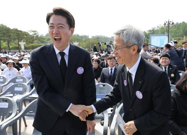 이준석 개혁신당 권영국 민주노동당 대선후보가 5월 18일 광주 북구 국립 5.18 민주 묘지에서 열린 '5.18민주화운동 기념식'에서 인사하고 있다. 광주=왕태석 선임기자