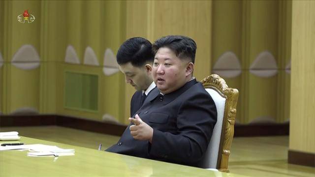 김정은 북한 국무위원장이 17일 블라디미르 푸틴 대통령의 특별 임무 지시에 따라 북한을 방문한 세르게이 쇼이구 러시아 국가안보회의 서기를 접견하고 있다. 조선중앙TV 캡처