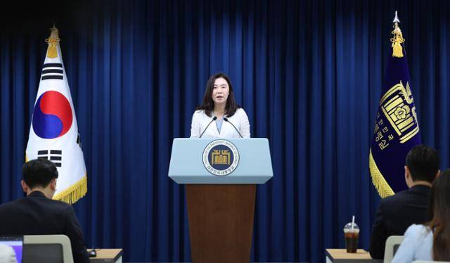 강유정 대통령실 대변인이 19일 서울 용산구 대통령실 청사에서 주치의 관련 브리핑을 하고 있다. 이날 대통령실은 이재명 대통령의 양방 주치의로 박상민 서울대 가정의학과 교수를 위촉했다고 발표했다. 뉴스1