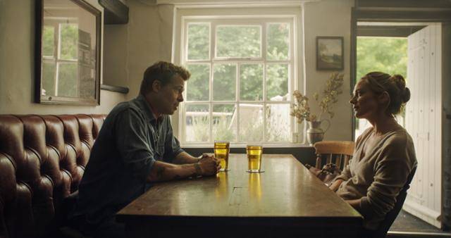 소니는 차량 총괄 케이트에게 호감을 보이나 케이트의 반응은 차갑다. 워너브러더스 코리아 제공