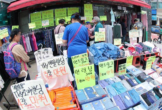 서울 서대문구 홍제동의 속옷 폐업을 붙인 가게에서 주민 등이 물건을 고르고 있다. 뉴스1