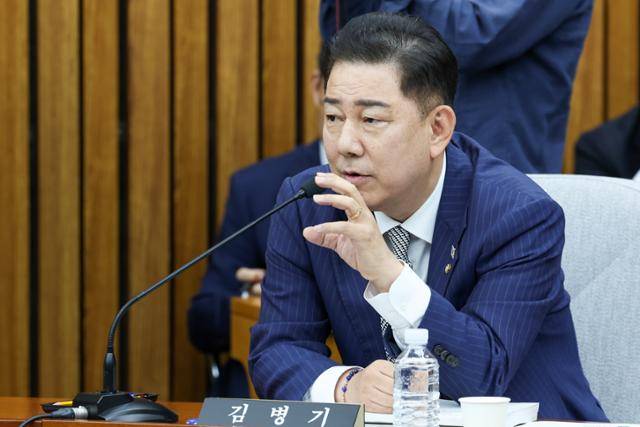 김병기 더불어민주당 대표 직무대행 겸 원내대표가 19일 서울 여의도 국회에서 열린 이종석 국가정보원장 후보자 인사청문회에서 질의하고 있다. 뉴스1
