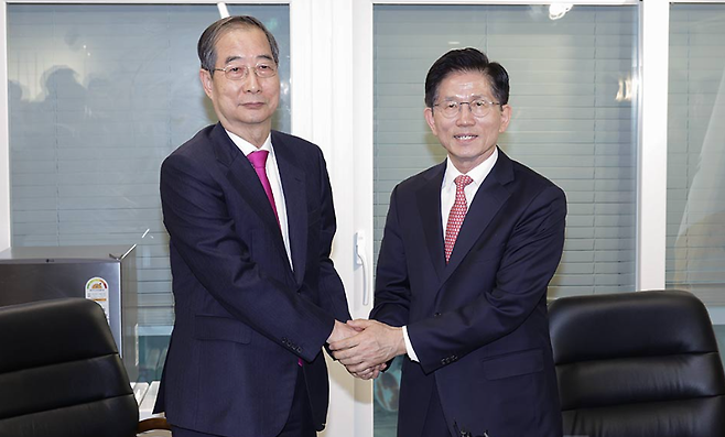 한덕수(왼쪽) 前 국무총리와 김문수 前 국민의힘 대선 후보