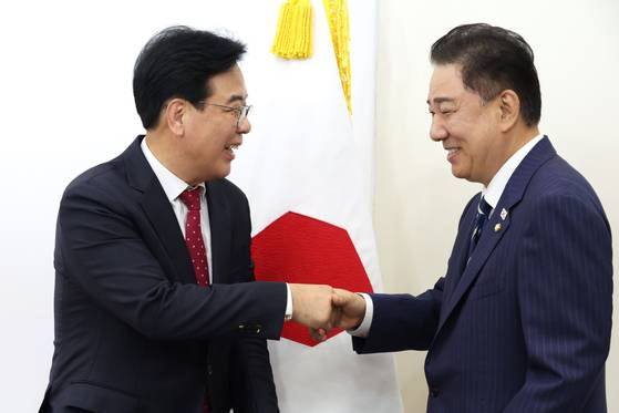 김병기 대표 직무대행 겸 원내대표는 17일 오후 서울 여의도 국회에서 송언석 국민의힘 원내대표를 예방했다. (공동취재)