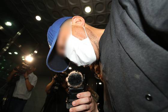 대구에서 스토킹 해오던 여성을 살해한 피의자 윤정우가 15일 오전 대구성서경찰서로 압송되고 있다. 뉴스1