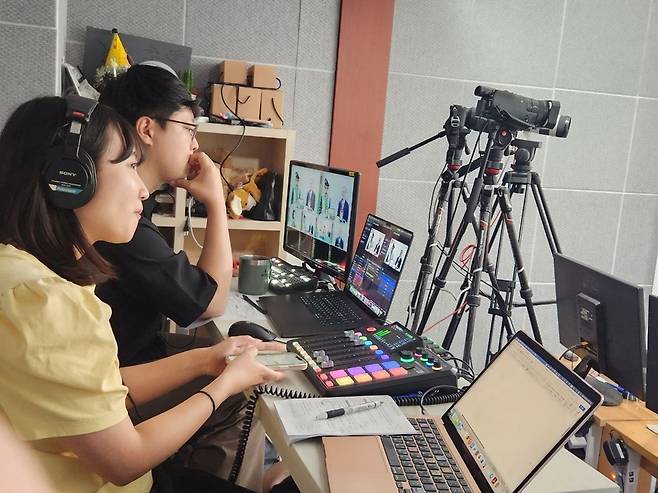 시사IN 스튜디오에서 김세욱PD(사진 오른쪽), 이겨레 인턴PD가 ‘김은지의 뉴스IN’ 방송을 준비하고 있다. /김은지 제공