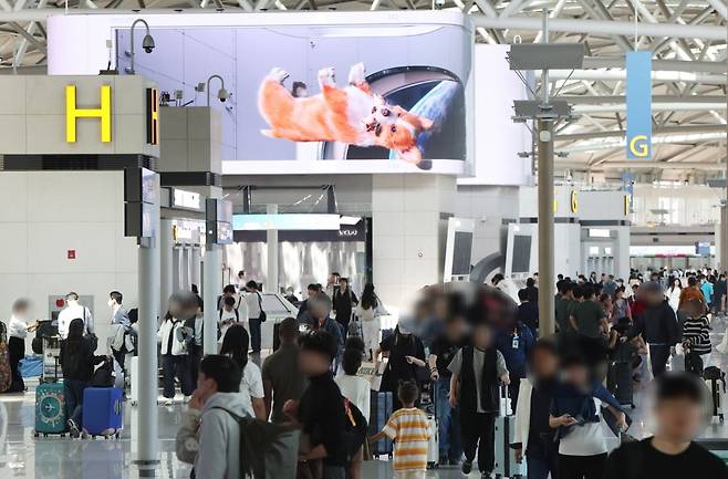 인천국제공항 제1여객터미널 출국장에서 여행객들이 이동하고 있다. 사진=김범준 기자