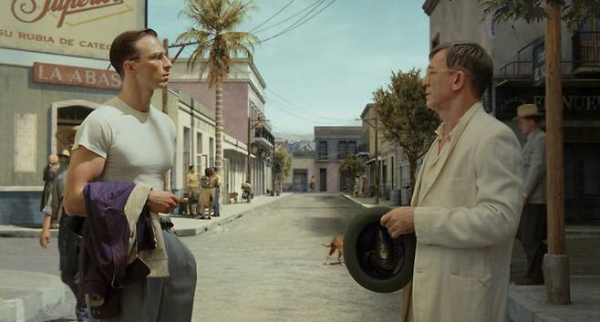 영화 <퀴어> 한 장면. ‘유진’(드류 스타키)과 ‘리’(다니엘 크레이그)가 마주 보고 있다. 누리픽쳐스 제공