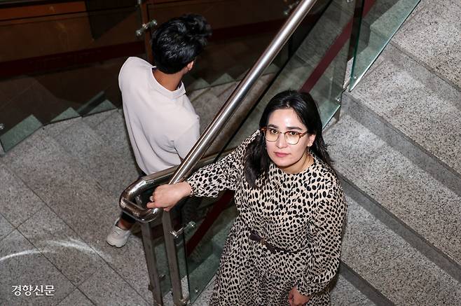 아프가니스탄 출신 난민신청자 카디제(오른쪽)가 지난 18일 서울 중구 공익법센터 어필에서 경향신문 취재에 응하고 있다. 권도현 기자 lightroad@kyunghyang.com