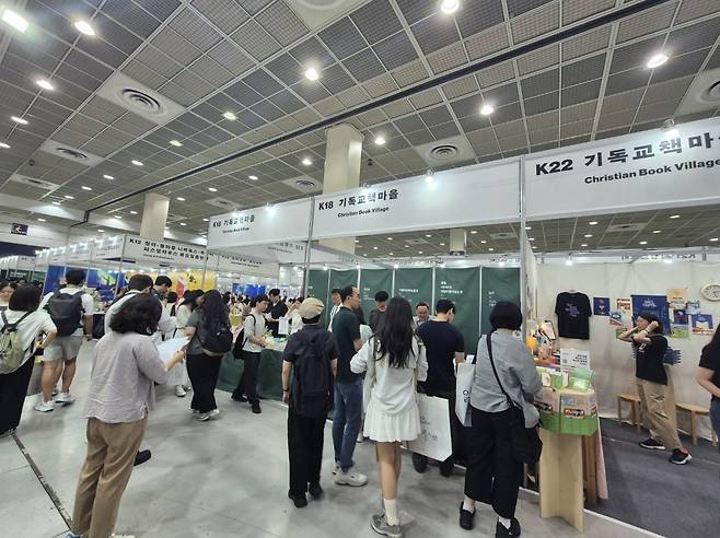 2025 서울국제도서전 관람객들이 19일 서울 강남구 코엑스에서 열린 도서전 내 기독교 책마을 부스를 돌아보고 있다.