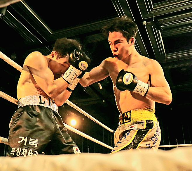 챔피언 김태선이 2025년 6월 부산광역시 농심호텔 허심청 대청홀 특설링 사단법인 한국복싱커미션 슈퍼페더급 타이틀 4차 방어전에서 도전자 임진욱을 공격하고 있다. 사진=KBM