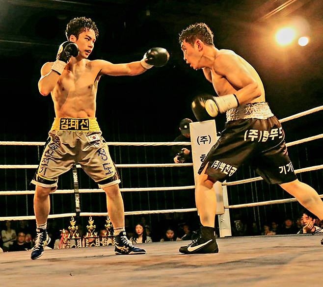 챔피언 김태선이 2025년 6월 부산광역시 농심호텔 허심청 대청홀 특설링 사단법인 한국복싱커미션 슈퍼페더급 타이틀 4차 방어전에서 도전자 임진욱을 상대하고 있다. 사진=KBM