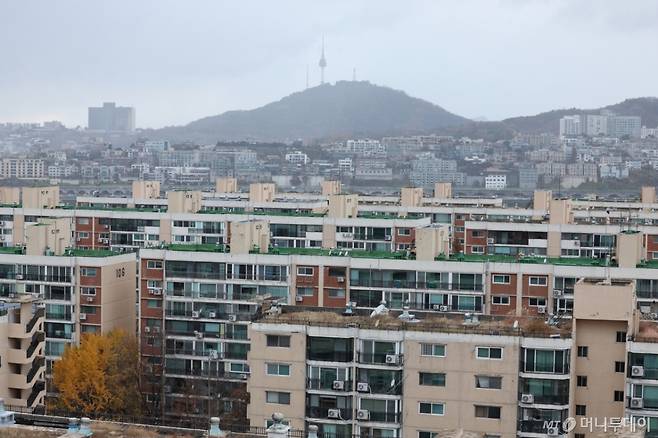 (서울=뉴스1) 신웅수 기자 = 압구정2구역에 최고 250m 높이의 2606가구 단지가 들어선다. 서울시는 지난 25일 제12차 도시계획위원회 수권분과소위원회를 개최해 압구정2구역 정비구역 및 정비계획 결정(변경)과 개발기본계획, 도시관리계획 결정(변경) 계획, 경관심의(안)를 '수정가결'했다고 25일 밝혔다. 현재 압구정동 일대에서는 미성, 현대, 한양 등의 아파트 1만여 가구가 6개 구역으로 나뉘어 재건축을 추진하고 있다. 압구정2구역은 1982년 준공된 현대아파트를 재건축하는 사업지로 재건축을 통해 용적률 300% 이하, 12개 동 2606가구(공공주택 321가구 포함), 최고 높이 250미터 이하 규모의 공동주택단지로 거듭날 전망이다. 사진은 26일 서울 강남구 압구정2구역의 모습. 2024.11.26/뉴스1 Copyright (C) 뉴스1. All rights reserved. 무단 전재 및 재배포, AI학습 이용 금지. /사진=(서울=뉴스1) 신웅수 기자