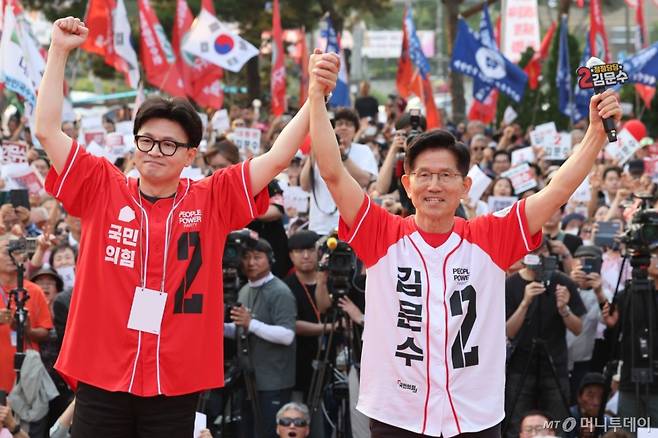한동훈 전 국민의힘 대표가 26일 서울 도봉구 방학사거리 인근에서 열린 김문수 국민의힘 대선 후보의 집중유세에서 지원유세를 나와 손을 맞잡고 있다. 2025.05.26. /사진=뉴시스 /사진=권창회