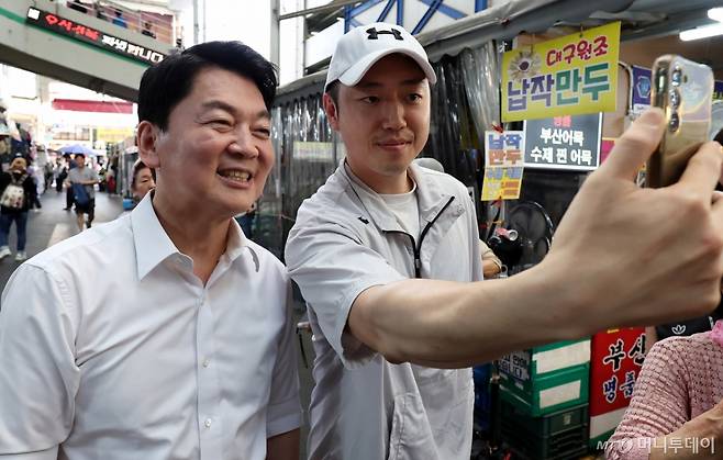 안철수 국민의힘 의원이 18일 대구 중구 서문시장을 찾아 시민과 기념촬영을 하고 있다. 2025.06.18. /사진=뉴시스 /사진=이무열