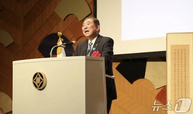 이시바 시게루 일본 총리가 19일 일본 도쿄 뉴오타니 호텔에서 열린 주일 한국대사관 주최 '한일 국교정상화 60주년 기념' 리셉션에서 축사를 하고 있다./사진=뉴스1