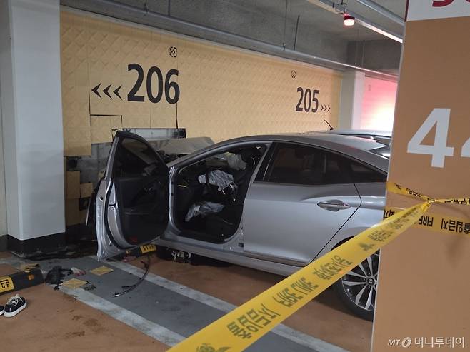 (서울=뉴스1) = 19일 오후 2시 26분쯤 세종시 새롬동의 한 아파트 지하 1층에서 승용차가 주차장 벽을 들이받는 사고가 발생했다. 이 사고로 차 뒷자리에 타고 있던 70대와 80대 여성 2명이 심정지 상태에서 병원으로 옮겨졌으나 숨졌다. (세종소방본부 제공) 2025.6.19/뉴스1 Copyright (C) 뉴스1. All rights reserved. 무단 전재 및 재배포, AI학습 이용 금지. /사진=(서울=뉴스1)