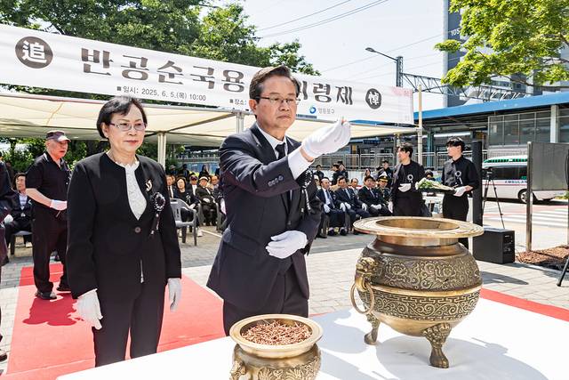 신길동 반공 순국용사 위령제에 참석한 최호권 영등포 구청장(오른쪽). 영등포구청 제공