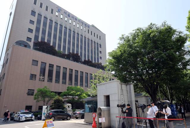 5월 14일 서울서부지법 앞에서 보도진이 대기하고 있는 모습. 연합뉴스
