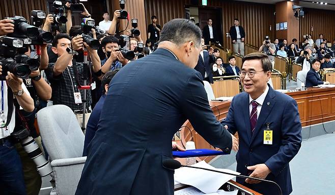 이종석 국가정보원장 후보자가 19일 오전 서울 여의도 국회에서 열린 정보위원회의 인사청문회에 출석해 선서를 마치고 선서문을 신성범 위원장에게 전달하고 있다. 이상섭 기자